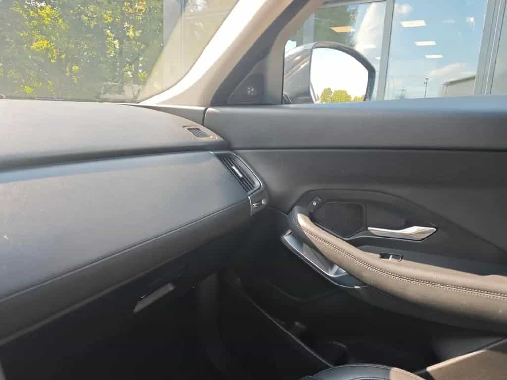 Jaguar E-Pace 03/2019-photo-29