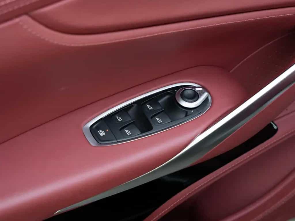 Aston Martin DBX V8 4x4 08/2024-photo-26