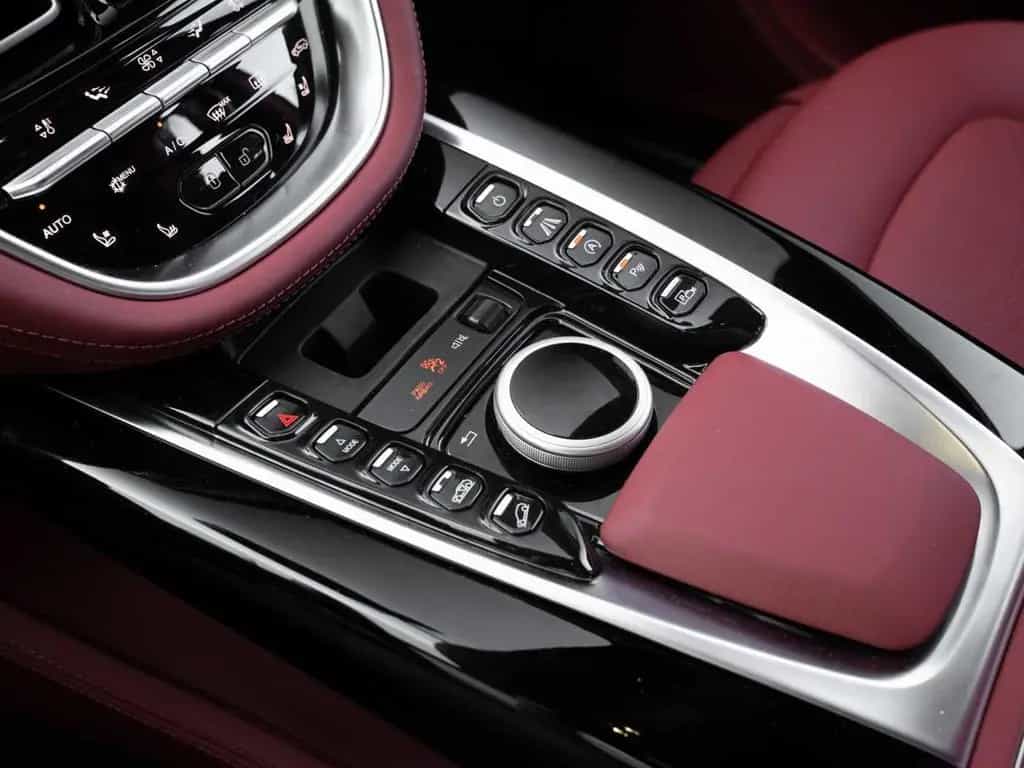 Aston Martin DBX V8 4x4 08/2024-photo-35