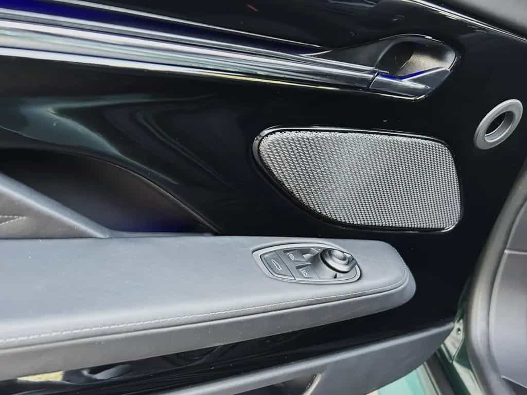 Aston Martin DB12 Volante Malachite Green Onyx Black null-photo-32