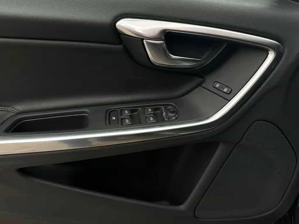 Volvo V60 Kombi Summum Virtual Lane ACC Navi BLIS 02/2018-photo-3