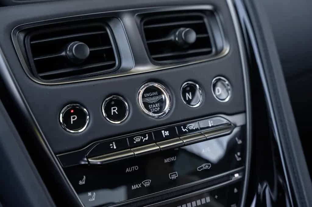 Aston Martin DBS Superleggera - MY23 - New 11/2022-photo-17