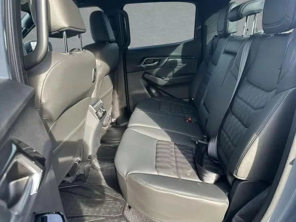Isuzu D-Max Double Cab V-Cross 4x4 #SHZ #KAMERA #LEDER null-photo-7