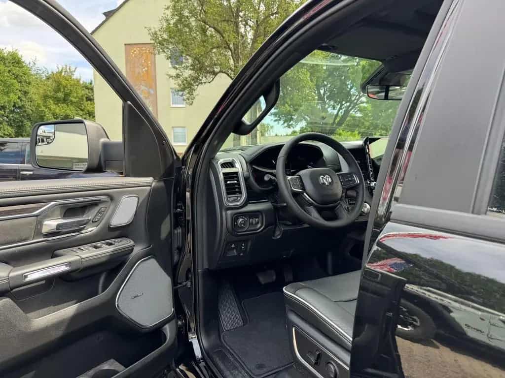 Dodge RAM 1500 Laramie Night + Luftfederung + elektr. 09/2025-photo-14