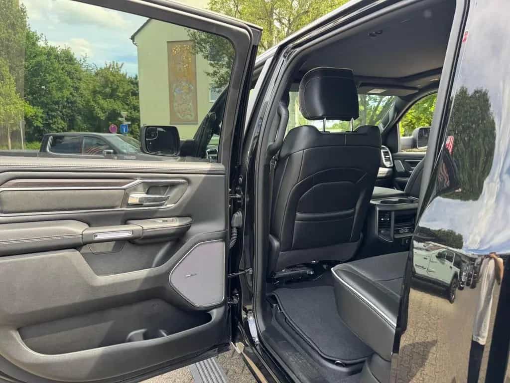 Dodge RAM 1500 Laramie Night + Luftfederung + elektr. 09/2025-photo-19
