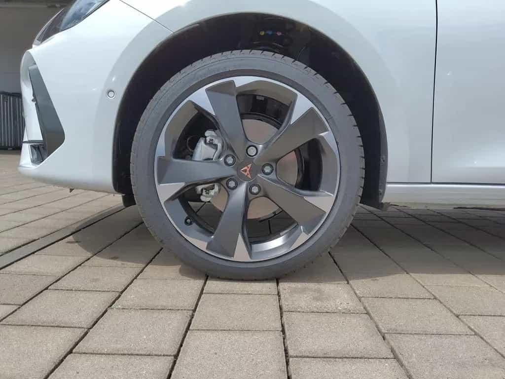 Cupra Leon 1.5 eTSI DSG Edge Dynamic Sennheiser LED AU 11/2025-photo-8