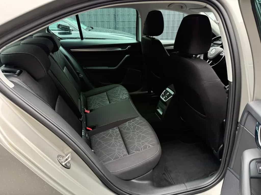 Skoda Octavia Lim. 1.8 TSI Clever NAVI DSG LED 1 HAND 05/2018-photo-11