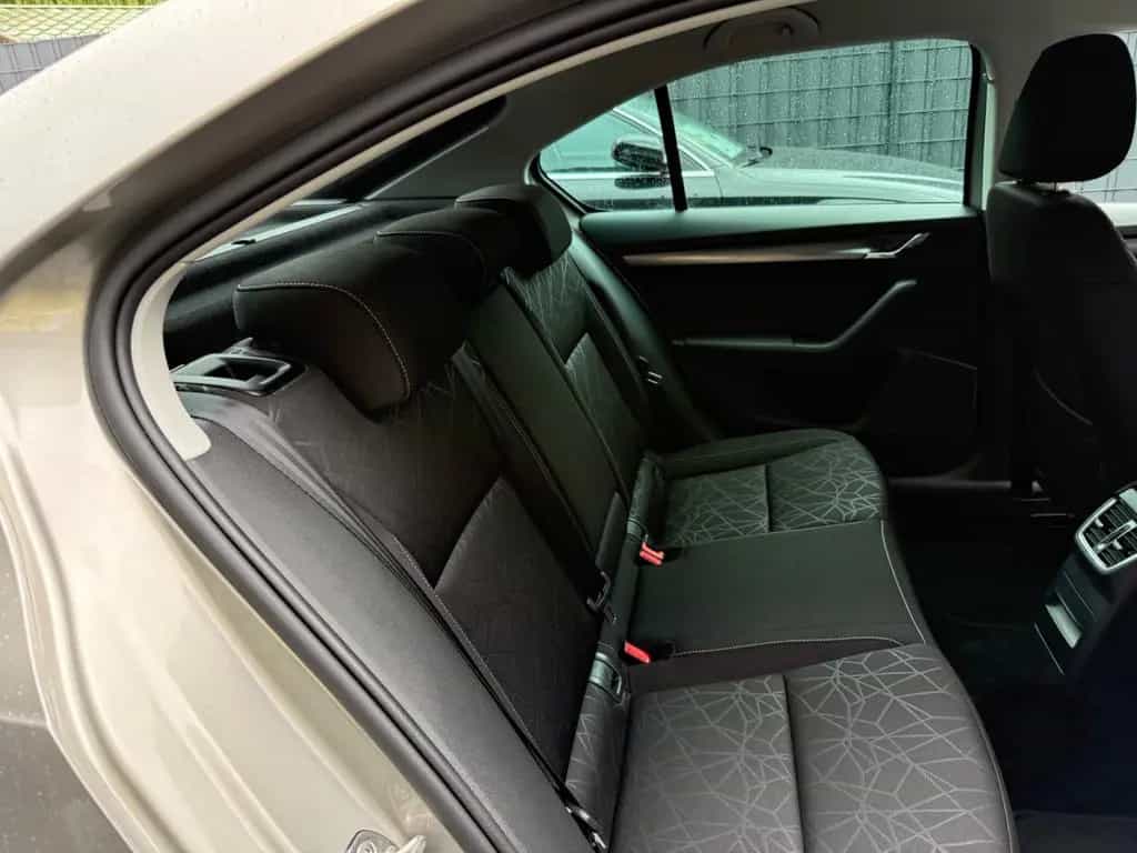 Skoda Octavia Lim. 1.8 TSI Clever NAVI DSG LED 1 HAND 05/2018-photo-12