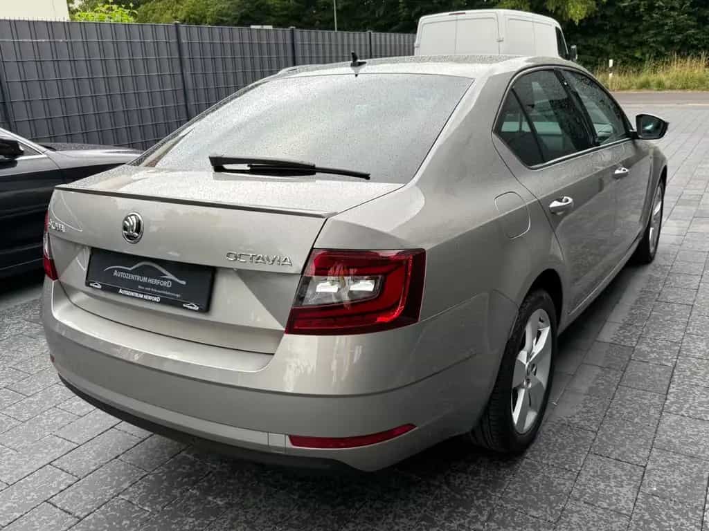 Skoda Octavia Lim. 1.8 TSI Clever NAVI DSG LED 1 HAND 05/2018-photo-4