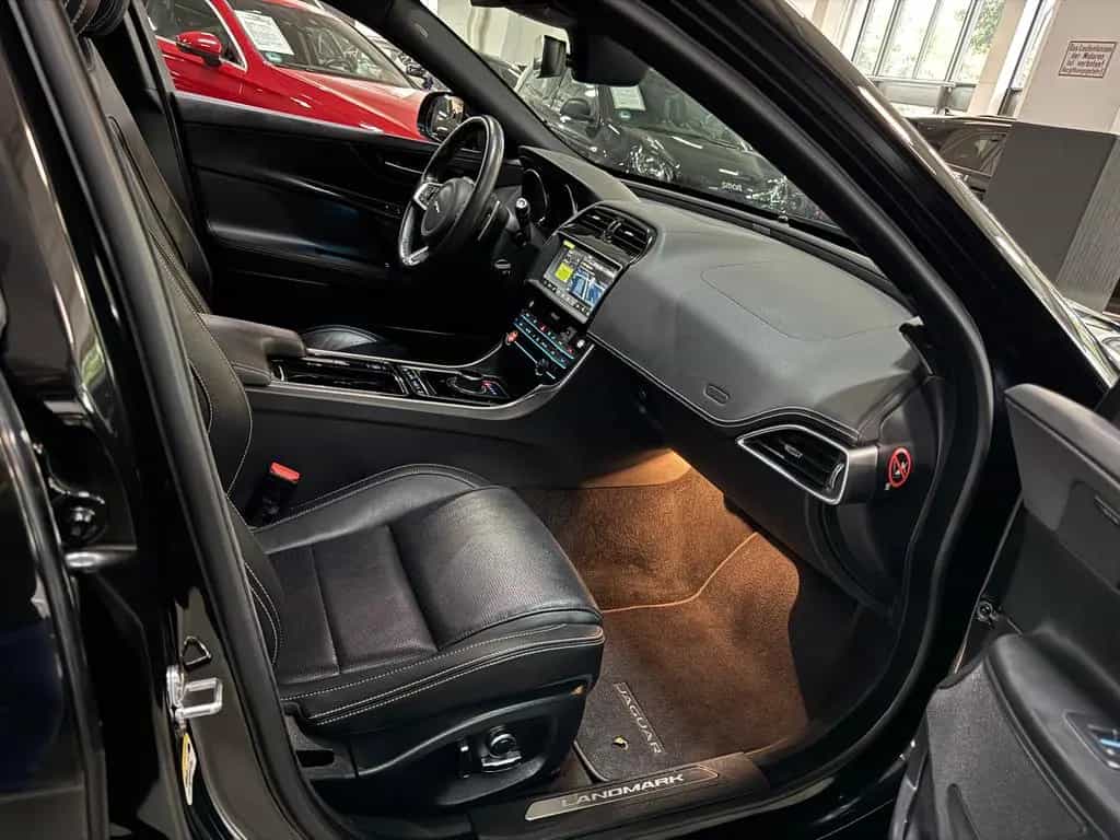Jaguar XE 2.0 d 8GT LANDMARK R-SPORT BLACK EDITION VOLL 01/2019-photo-15