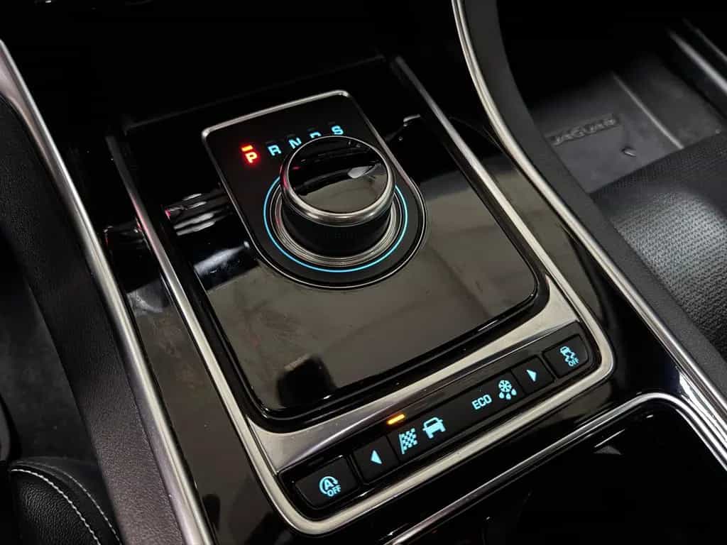 Jaguar XE 2.0 d 8GT LANDMARK R-SPORT BLACK EDITION VOLL 01/2019-photo-34