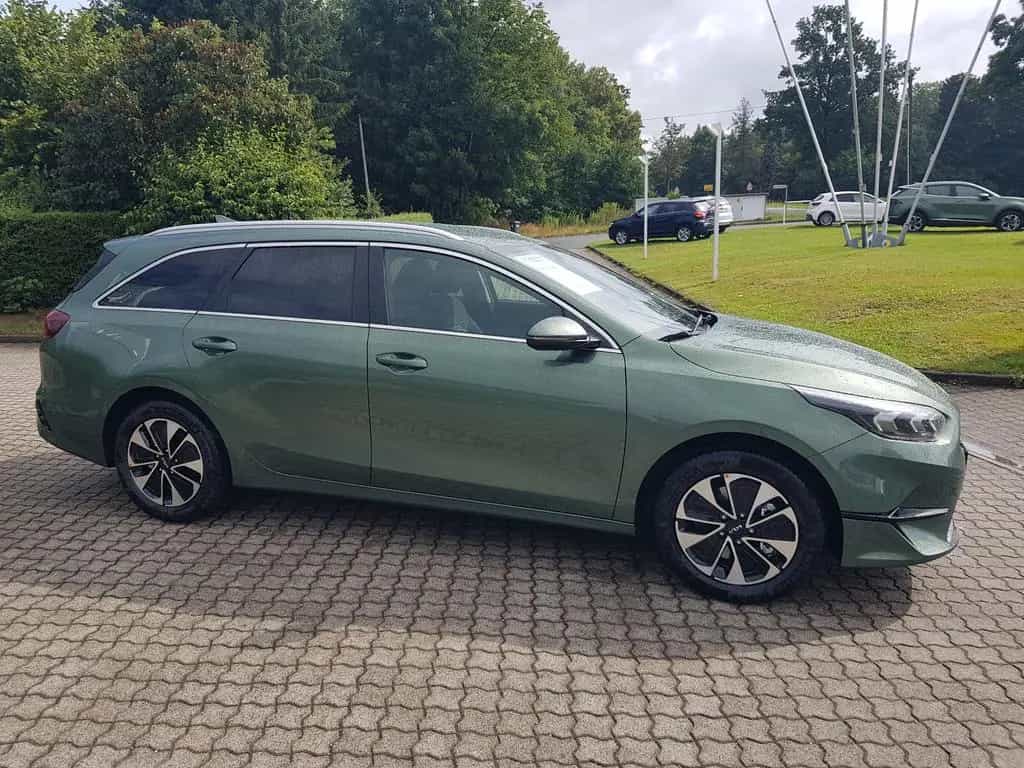 Kia Ceed SW 1.5 T-GDI NAVI CONNECT KLIMAAUT LED 06/2025-photo-3