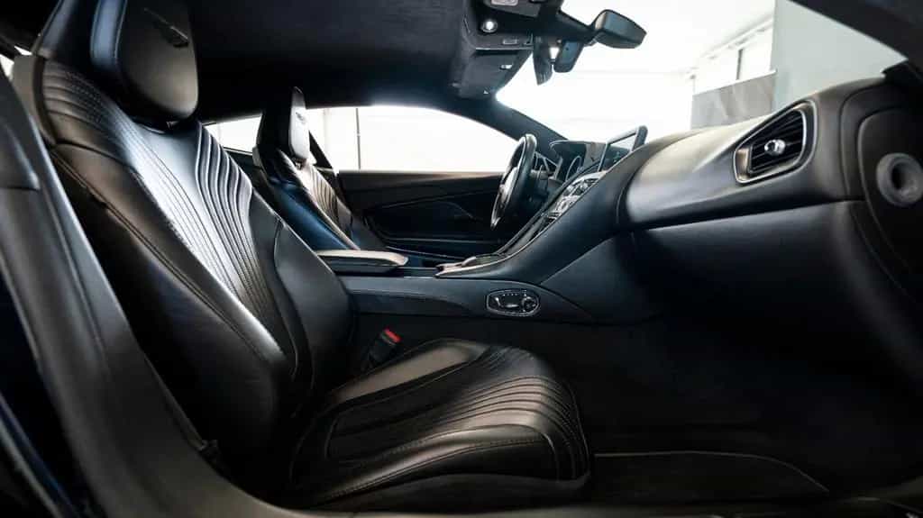 Aston Martin DB11 5.2 V12 03/2017-photo-11