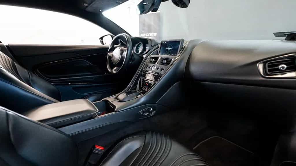 Aston Martin DB11 5.2 V12 03/2017-photo-12