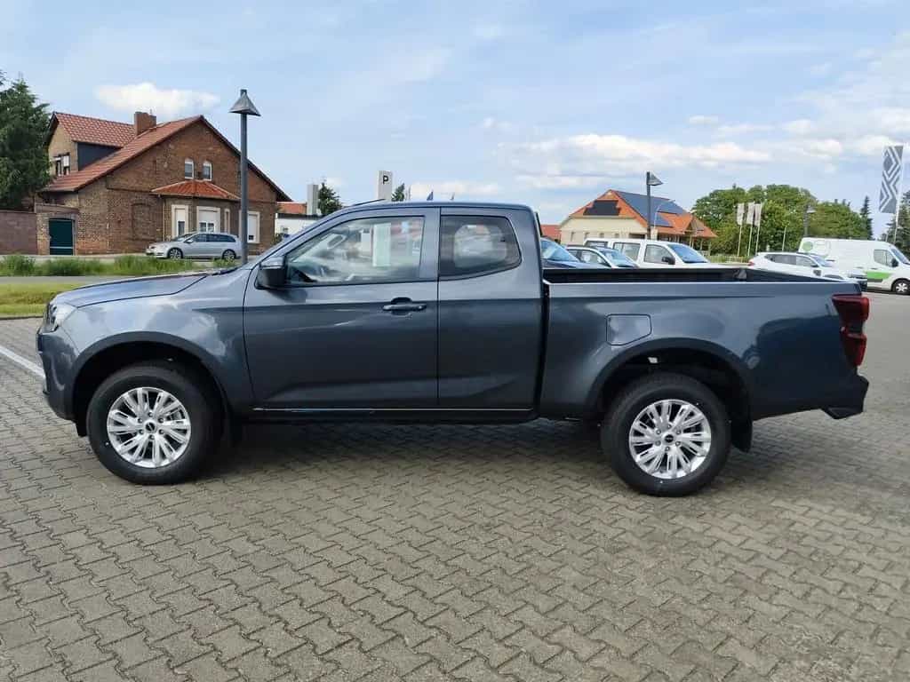 Isuzu D-Max Space Cab 4WD LS Autom. AHK Allwetterreife null-photo-2