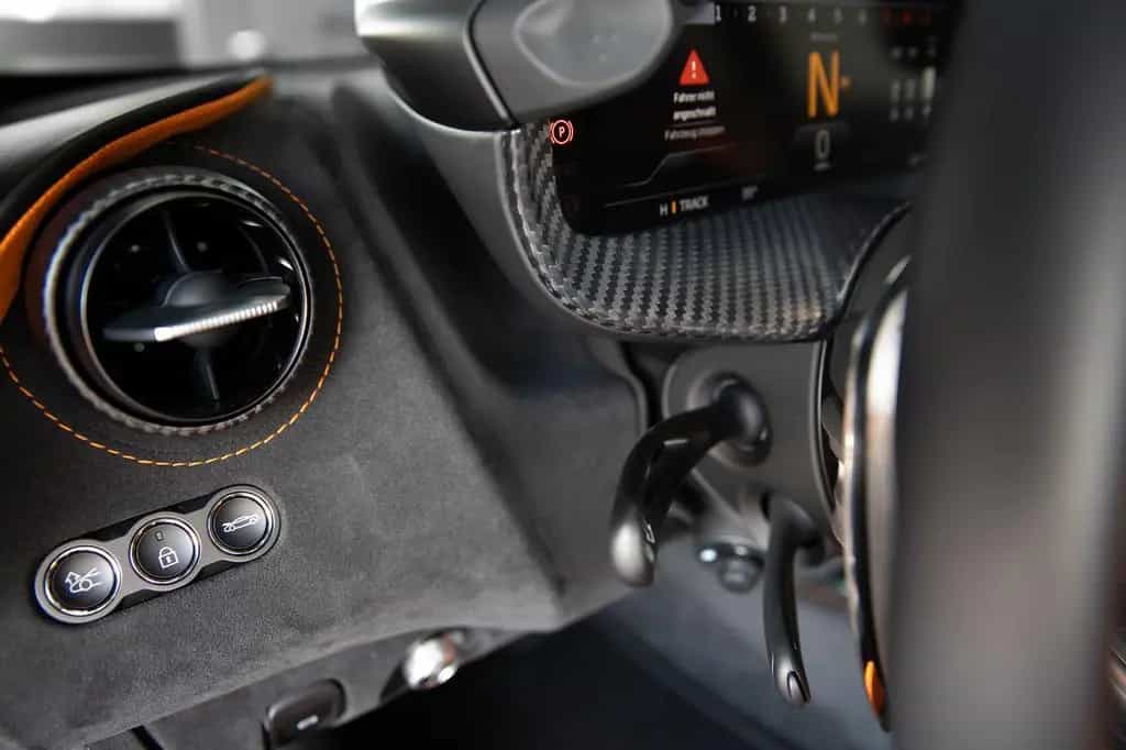 McLaren 750S - B&W Lift Elite Paint Carbon Interior 360° 01/2025-photo-20