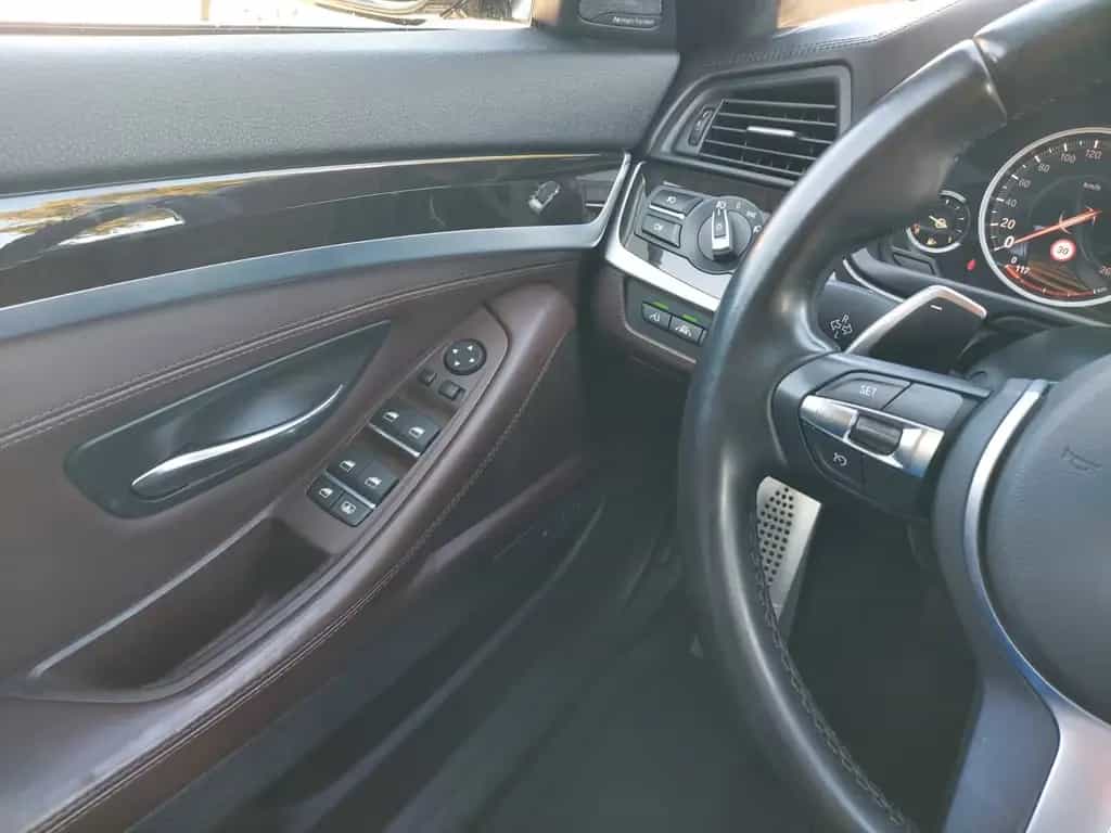 BMW 5 Series 550i Limousine Autom. M-Sport HUD Glasdach H&K 07/2016-photo-13