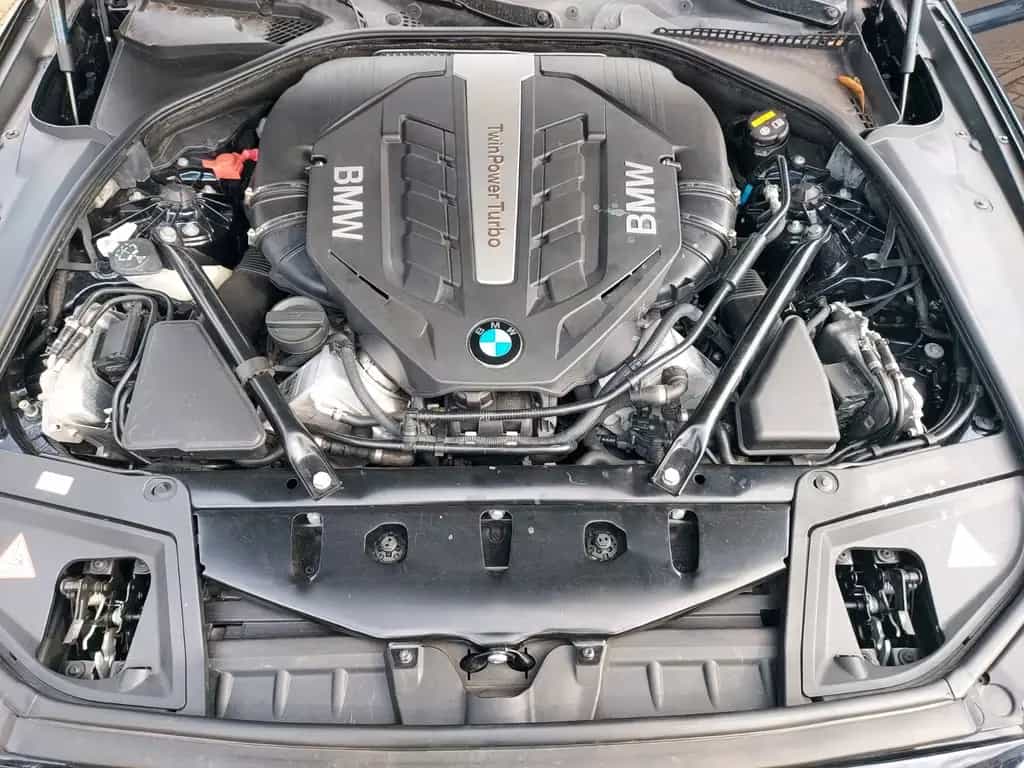 BMW 5 Series 550i Limousine Autom. M-Sport HUD Glasdach H&K 07/2016-photo-28