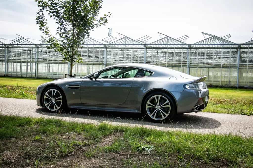 Aston Martin V12 Vantage 6.0 V12 03/2011-photo-1