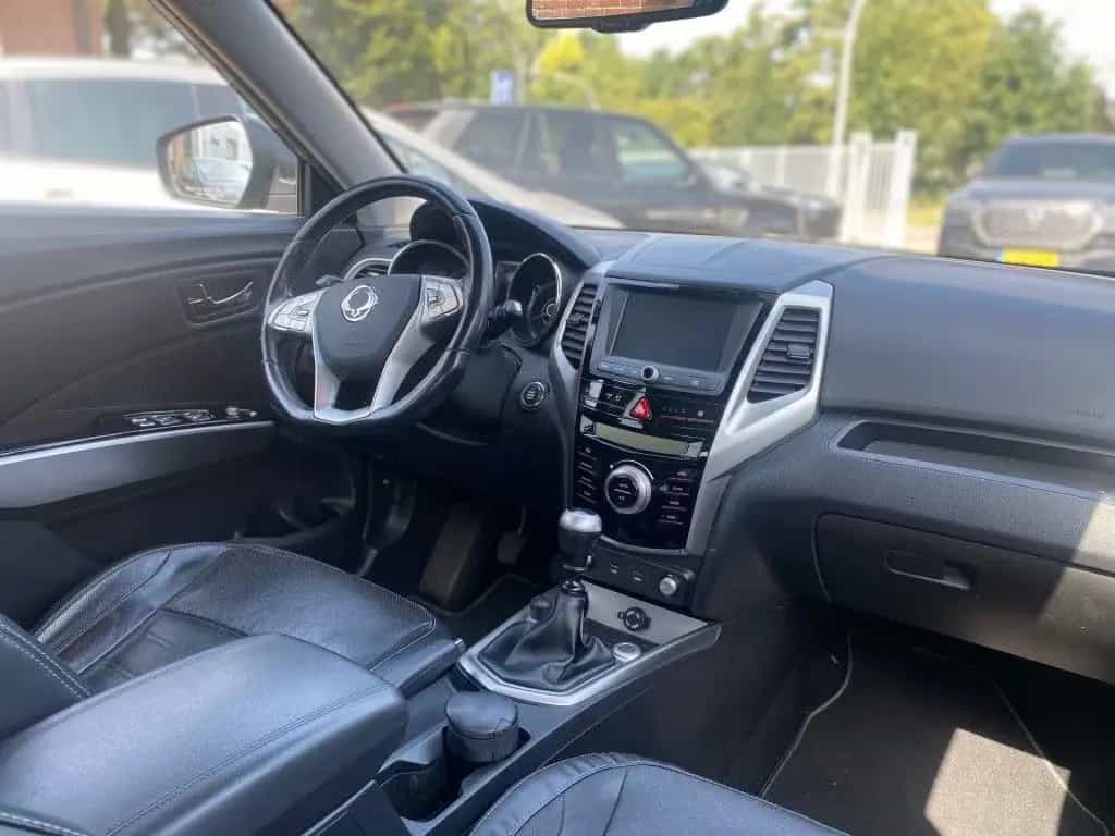 Ssangyong Tivoli 1.6D SAPPHIRE voll-ausstattung leder Schi 03/2016-photo-2