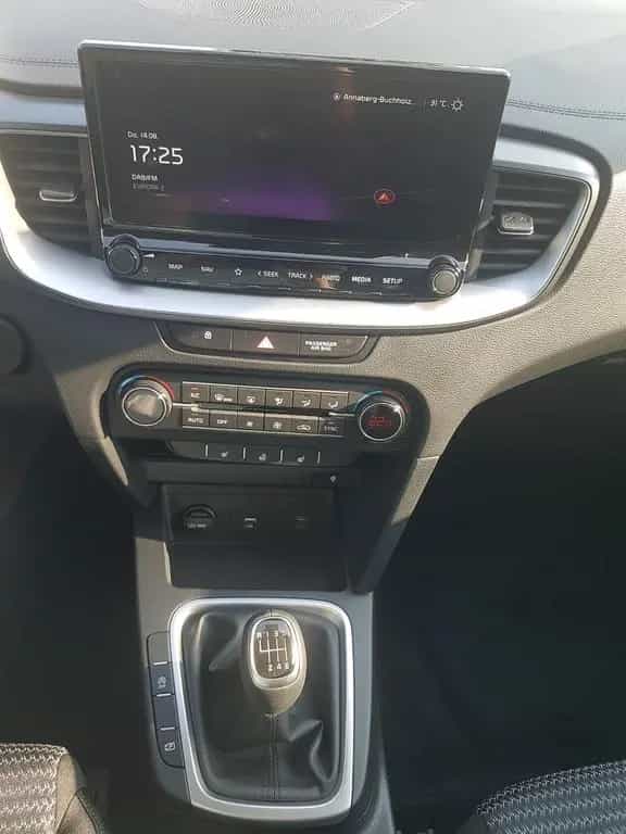 Kia Ceed SW 1.5 T-GDI NAVI CONNECT KLIMAAUT LED 05/2025-photo-12