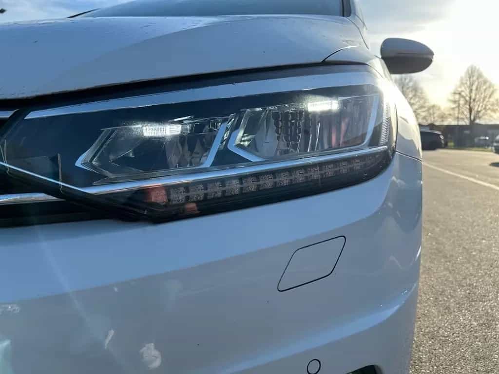 Volkswagen Touran 1.5 TSI DSG COMFORT *LED *ACC *RKAM *NAVI 03/2022-photo-5