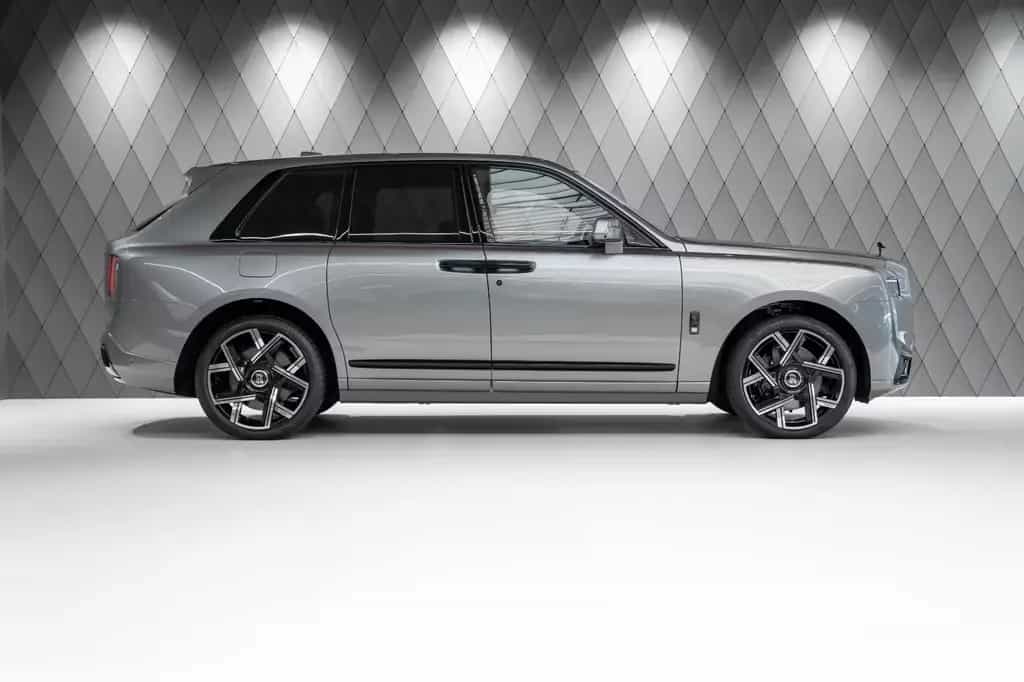 Rolls-Royce Cullinan BLACK BADGE 2026 GREY/RED STARLIGHT VIP 02/2026-photo-2