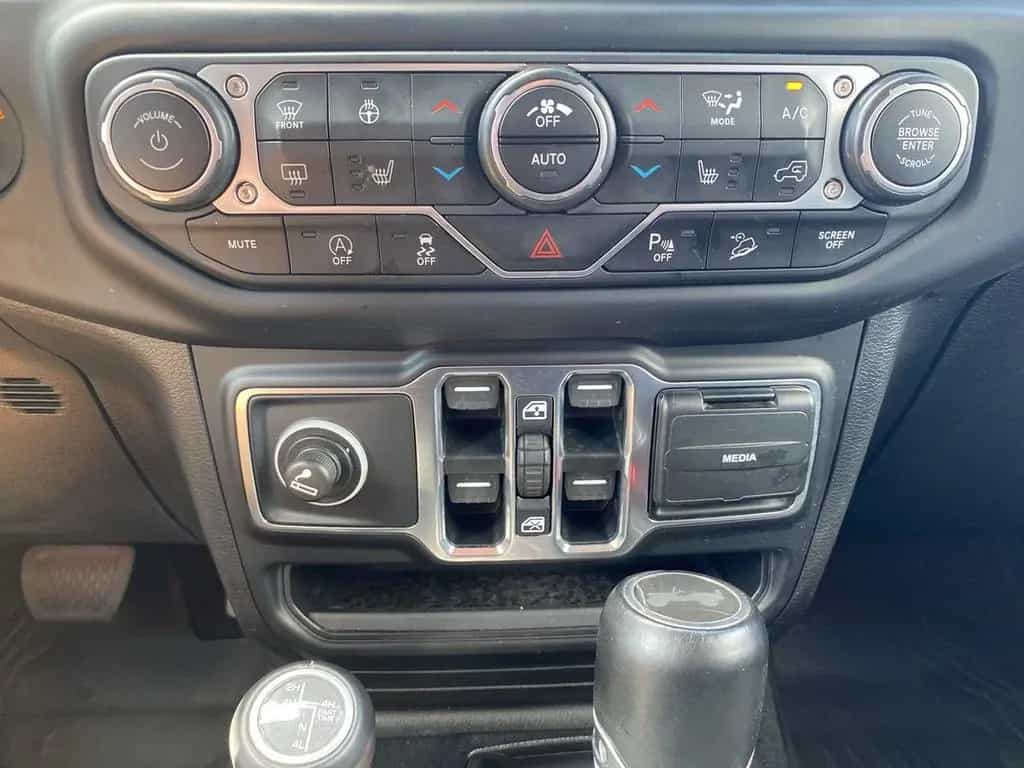 Jeep Wrangler UNLIMITED SAHARA SKY ONE KAMERA+NAVI 12/2020-photo-18