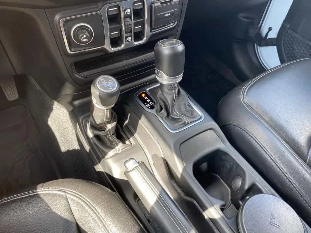 Jeep Wrangler UNLIMITED SAHARA SKY ONE KAMERA+NAVI 12/2020-photo-19