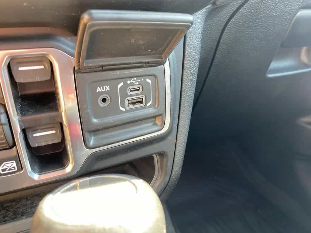 Jeep Wrangler UNLIMITED SAHARA SKY ONE KAMERA+NAVI 12/2020-photo-32
