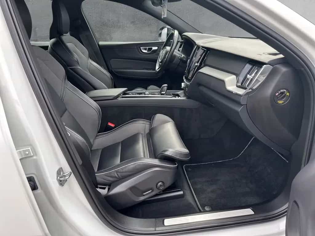 Volvo XC60 R Design 2WD B4 AHK Leder Digitales Cockpit 08/2021-photo-10