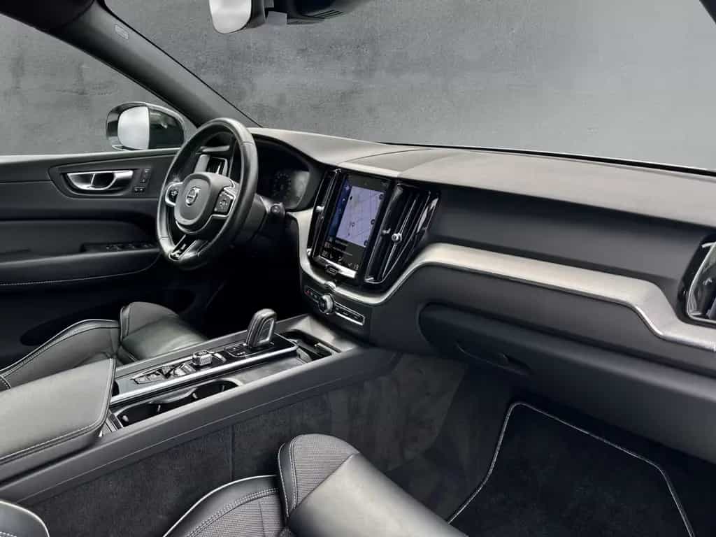 Volvo XC60 R Design 2WD B4 AHK Leder Digitales Cockpit 08/2021-photo-11