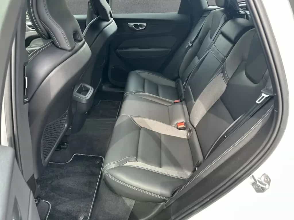 Volvo XC60 R Design 2WD B4 AHK Leder Digitales Cockpit 08/2021-photo-12
