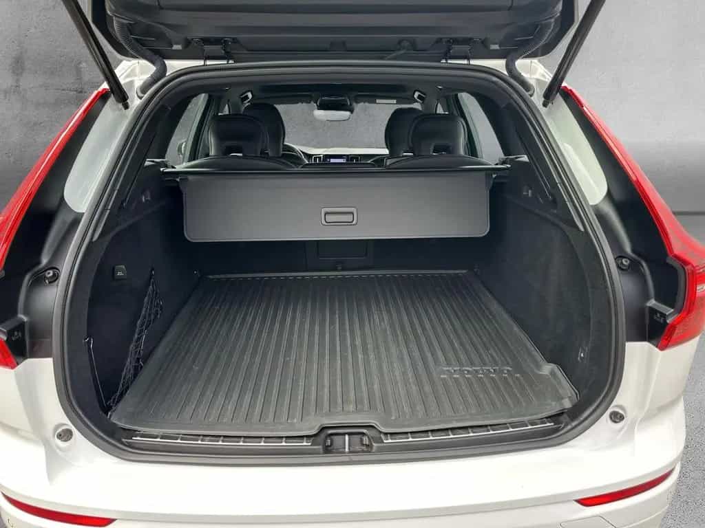 Volvo XC60 R Design 2WD B4 AHK Leder Digitales Cockpit 08/2021-photo-14