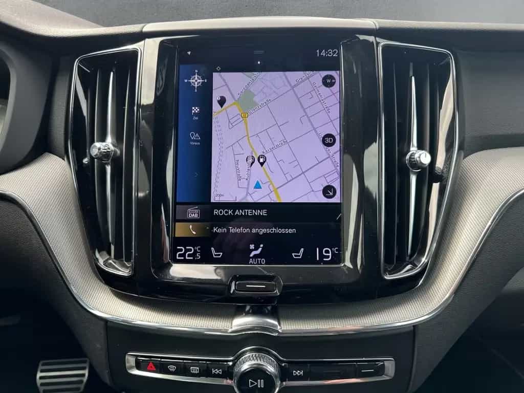 Volvo XC60 R Design 2WD B4 AHK Leder Digitales Cockpit 08/2021-photo-17