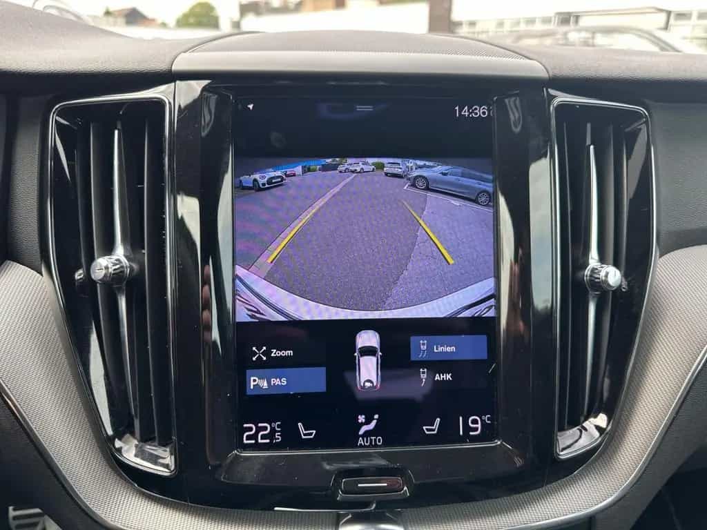 Volvo XC60 R Design 2WD B4 AHK Leder Digitales Cockpit 08/2021-photo-18