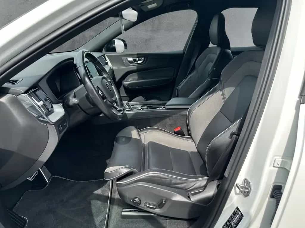 Volvo XC60 R Design 2WD B4 AHK Leder Digitales Cockpit 08/2021-photo-7