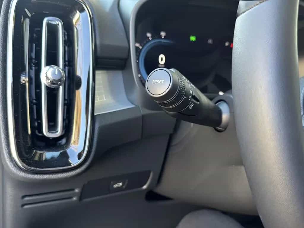 Volvo XC40 XC 40 Core 2WD Bluetooth Navi LED Klima 12/2023-photo-16