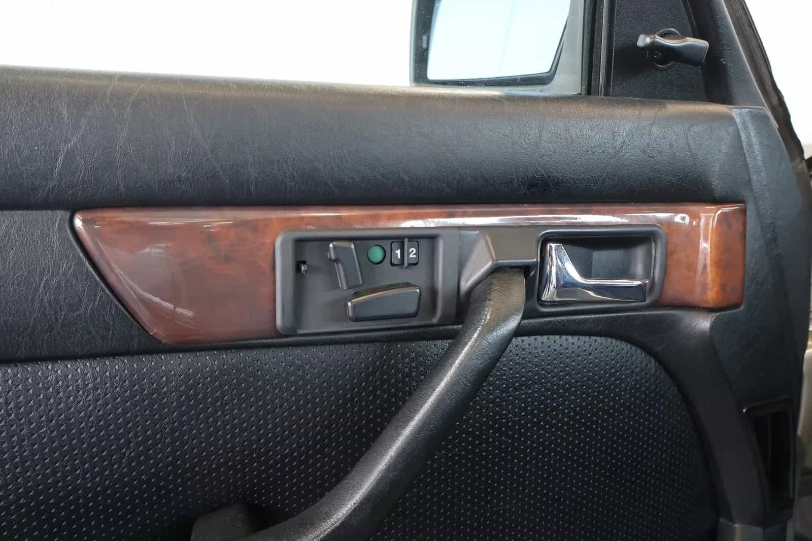 Mercedes-Benz 560 09/1986-photo-14
