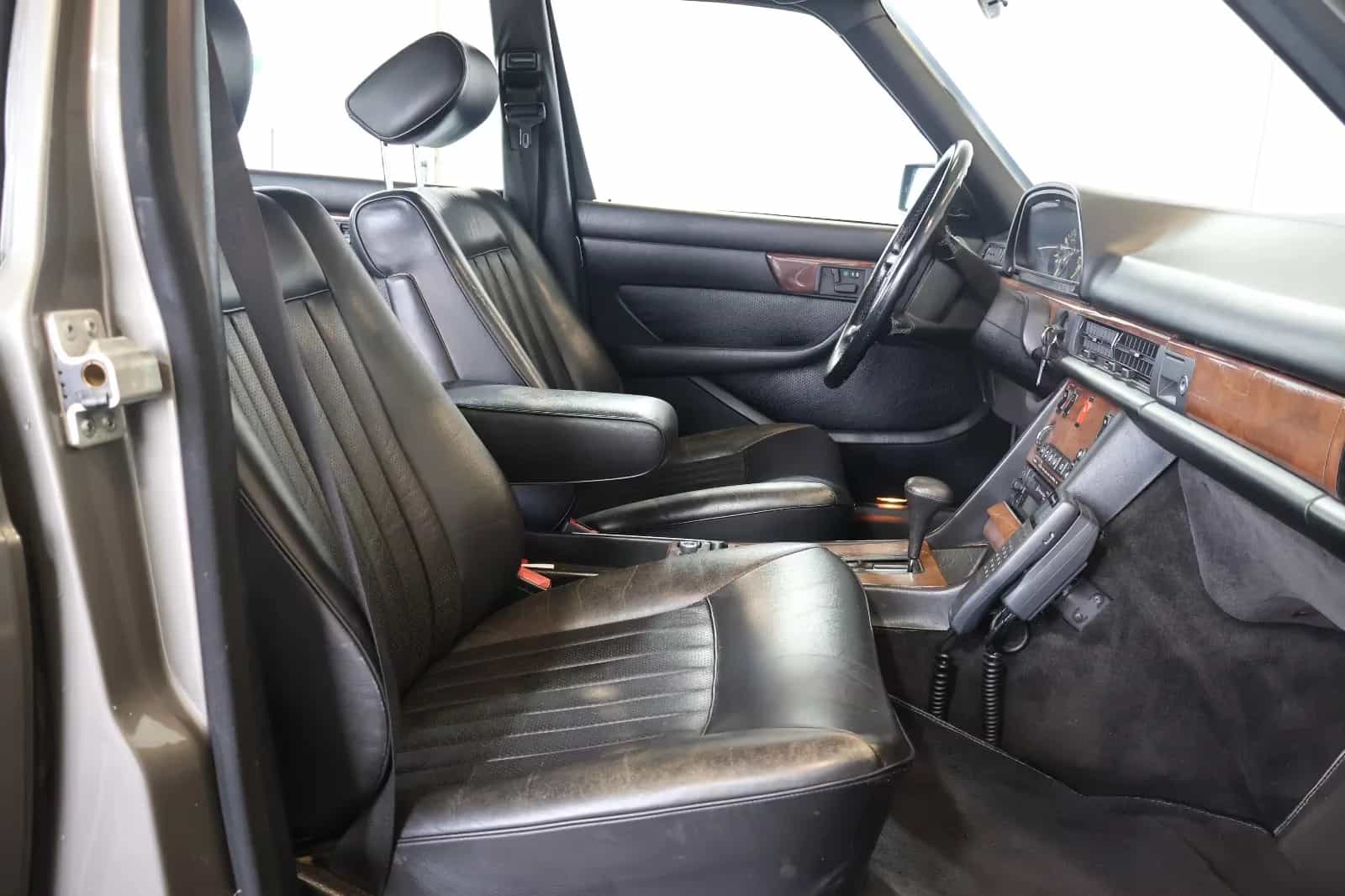 Mercedes-Benz 560 09/1986-photo-18