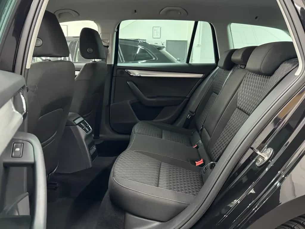 Skoda Octavia Combi Drive NAVI/CARPLAY/AHK/U-FREI! 08/2017-photo-16