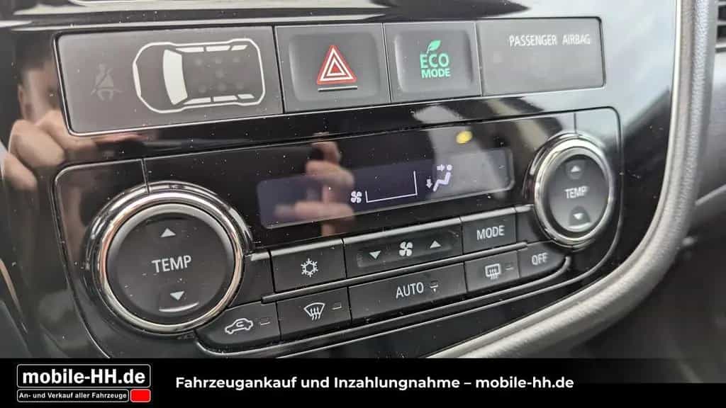 Mitsubishi Outlander Top 4WD*SD*LEDER*XENON*AHK*7SITZER* 02/2018-photo-11