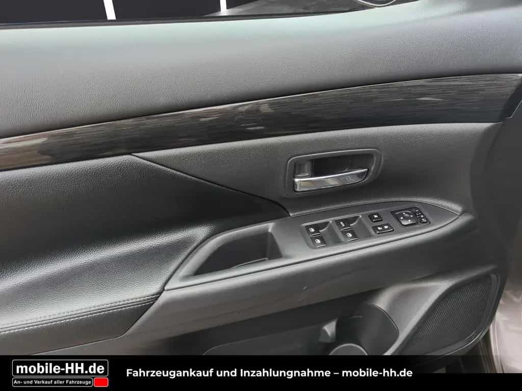 Mitsubishi Outlander Top 4WD*SD*LEDER*XENON*AHK*7SITZER* 02/2018-photo-13
