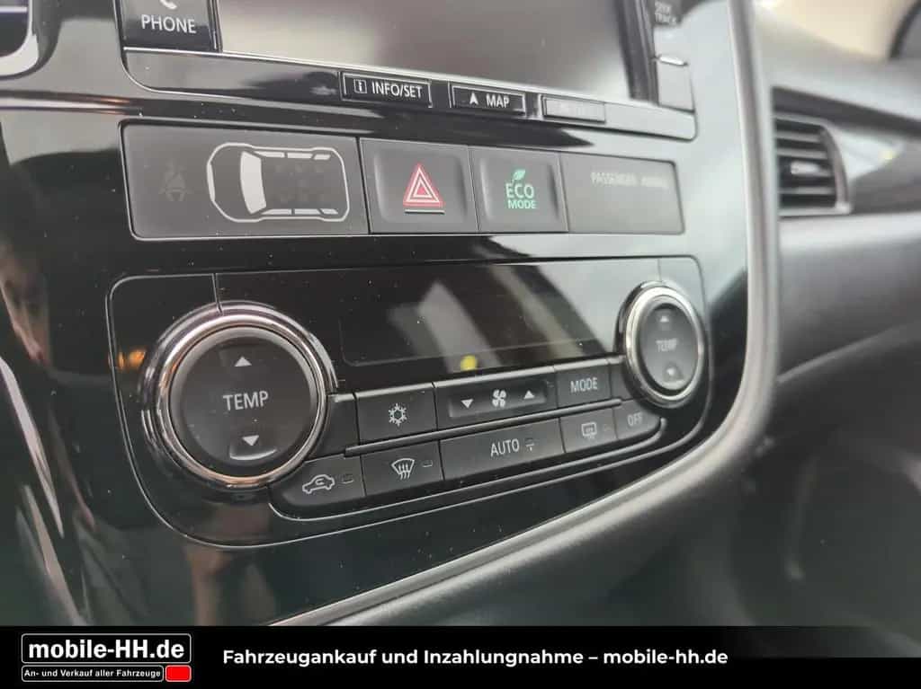 Mitsubishi Outlander Top 4WD*SD*LEDER*XENON*AHK*7SITZER* 02/2018-photo-16