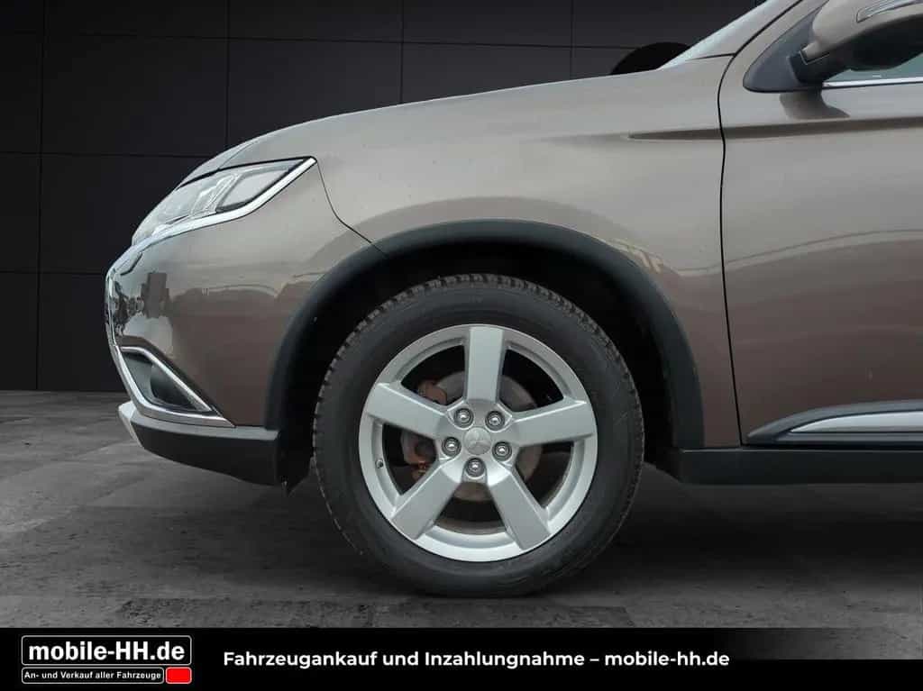 Mitsubishi Outlander Top 4WD*SD*LEDER*XENON*AHK*7SITZER* 02/2018-photo-26