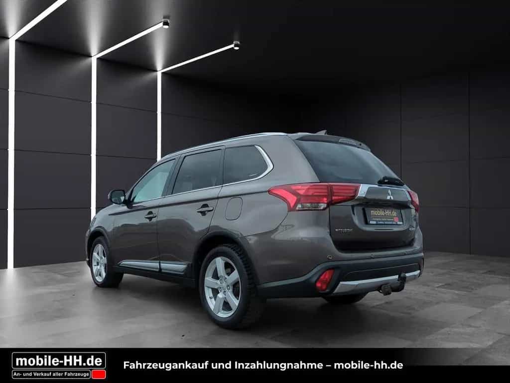 Mitsubishi Outlander Top 4WD*SD*LEDER*XENON*AHK*7SITZER* 02/2018-photo-3