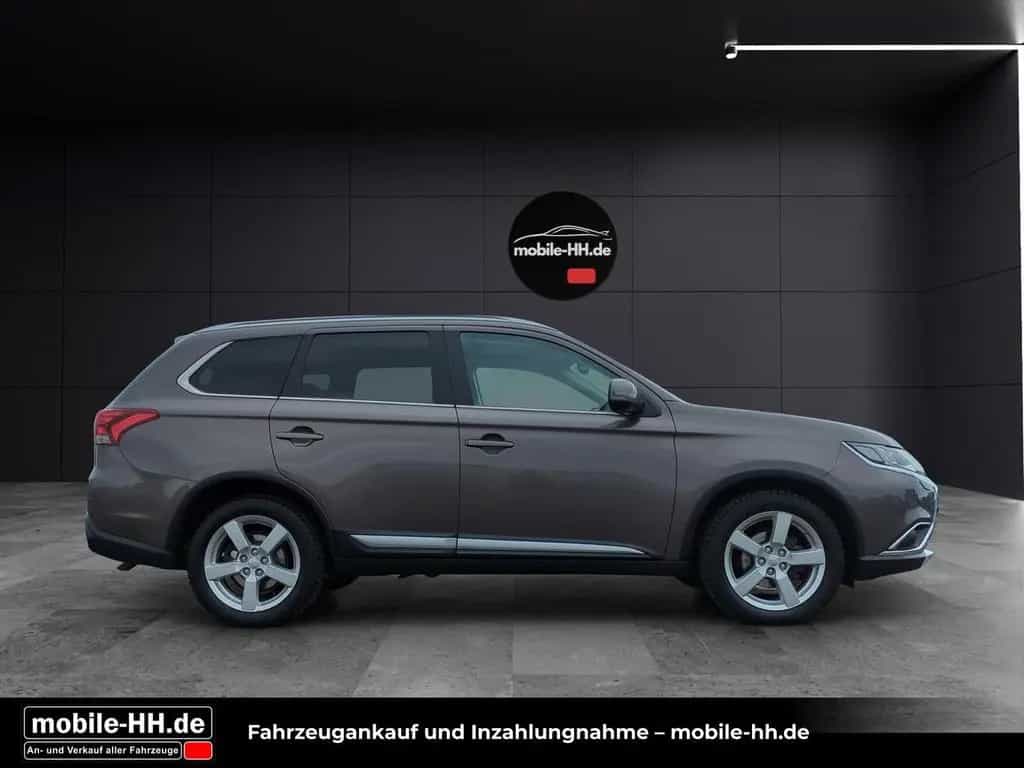 Mitsubishi Outlander Top 4WD*SD*LEDER*XENON*AHK*7SITZER* 02/2018-photo-6
