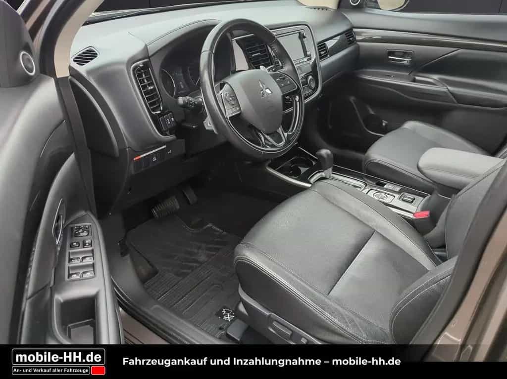 Mitsubishi Outlander Top 4WD*SD*LEDER*XENON*AHK*7SITZER* 02/2018-photo-9