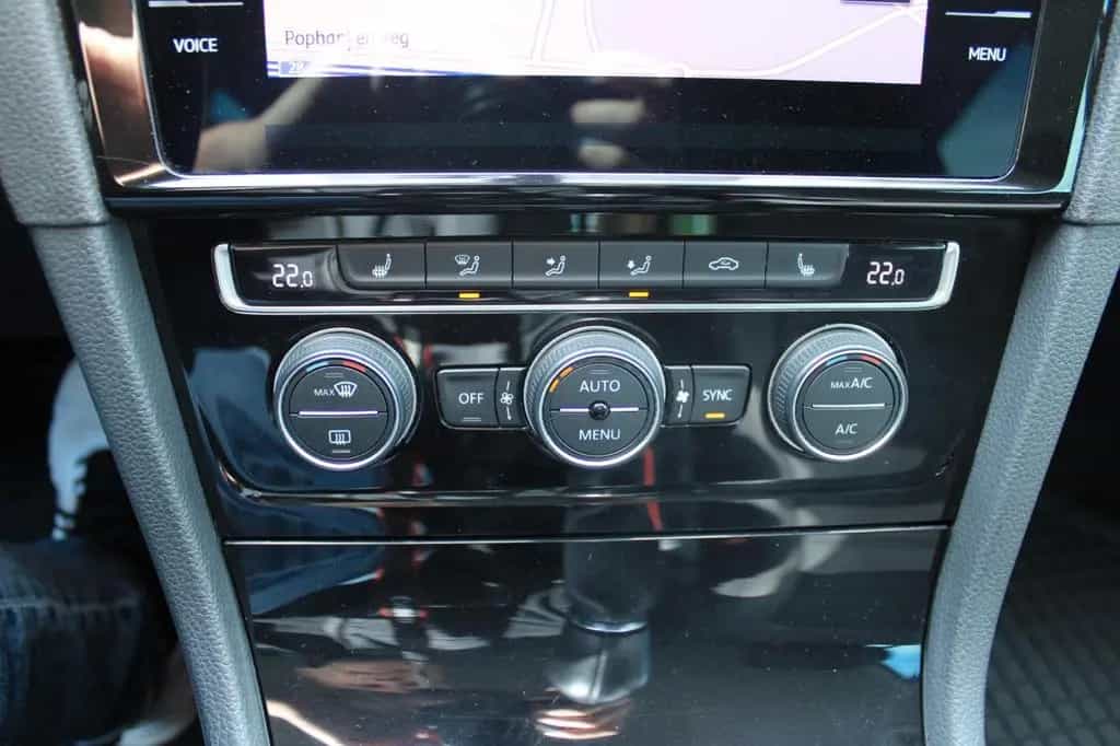 Volkswagen Golf VII Lim. Highline R Line 1.5TSI Navi LED 06/2019-photo-18