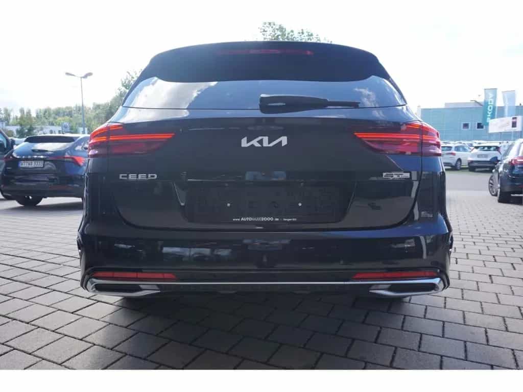 Kia Ceed_sw 1.5T 140 GT Line DCT7 Pano AHK Navi LED 04/2026-photo-3